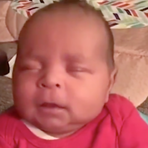 Отец изобрел «гениальный» способ успокоить плачущего сына