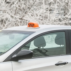 Пассажирка доверила таксисту банковскую карту с пин-кодом и лишилась 80 тысяч