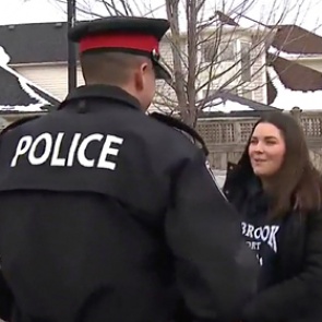 Честная старшеклассница нашла набитую деньгами авоську и вернула владельцу