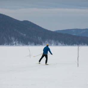 Мужчина провалился в сугроб возле дач и несколько часов ждал помощи на морозе
