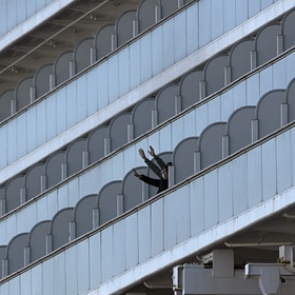 Число зараженных коронавирусом на круизном лайнере снова увеличилось