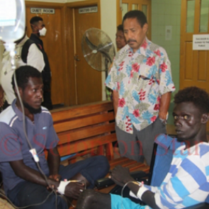 Четыре человека месяц дрейфовали в океане без еды после гибели восьми спутников