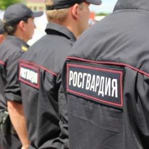 Житель Минусинска грозился спрыгнуть с балкона из-за запрета видеться с сыном. Отговорили росгвардейцы