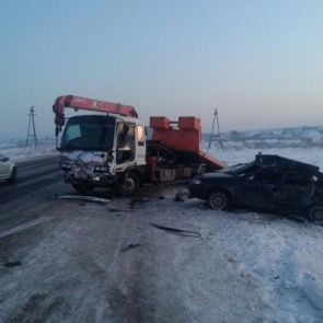 «Двенашка» врезалась в эвакуатор на трассе: водитель легковушки погиб на месте