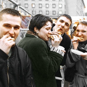 Россиянам захотели запретить есть на скорость