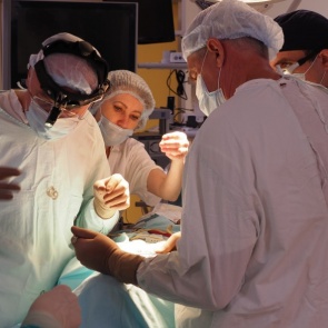 Красноярские врачи и робот удалили молодому парню опухоль из носоглотки