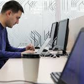 В Красноярском крае мужчины находят работу быстрее женщин