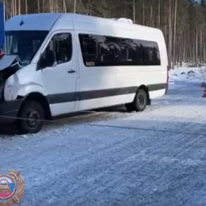 В Красноярском крае микроавтобус с детьми попал в аварию