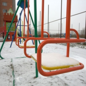 Из семьи изъяли детей за то, что они выбежали на улицу без верхней одежды