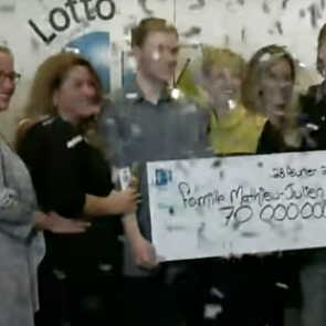 Сотрудник магазина купил на работе лотерейный билет и сорвал рекордный джекпот