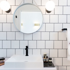 Белая плитка с темной затиркой