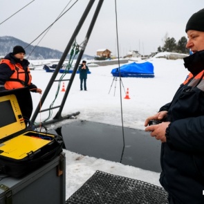Мужчина выехал на тонкий лед на «Тойоте» и провалился
