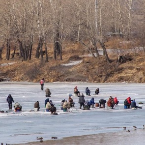 Красноярец провалился под лед во время рыбалки на водохранилище. Его товарищей эвакуировали спасатели