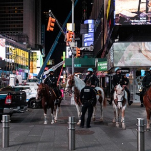 В Нью-Йорке почти сто полицейских заразились коронавирусом