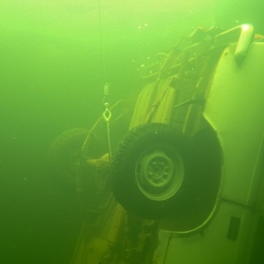 Трое рыбаков выехали на тонкий лед на автомобиле и провалились под воду