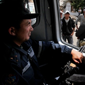 В Киргизии задержали сотни людей за нарушение комендантского часа