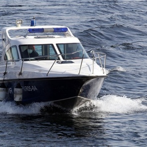 Полиция Красноярска начала с катера искать нарушителей коронавирусного режима самоизоляции