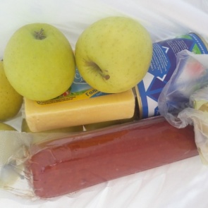 До Москвы далеко: что входит в сухой паек для школьников в регионах