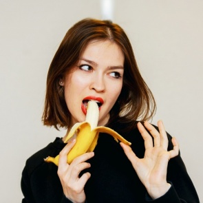 Закусывайте банан анисом: диетолог рассказал, какая еда сделает секс горячим