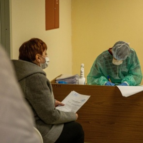 К заразившимся коронавирусом в России за сутки прибавилось 1786 человек