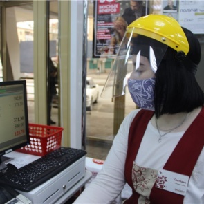 В Красноярске продавцам начали выдавать защитные каски от коронавируса