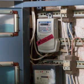 В энергосбыте пообещали до конца года принимать показания с просроченных счетчиков