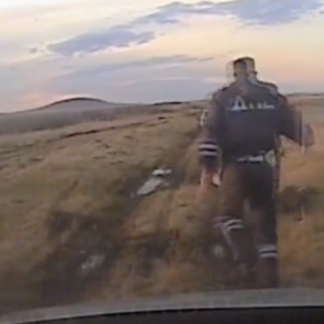 Человека расстреляли двое мужчин на проселочной дороге. Убийство записала патрульная камера