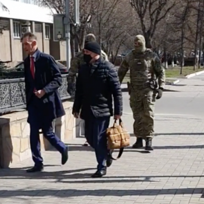 Опубликовано видео задержания помощника Быкова. Его подозревают в попытке обмануть бизнесмена на 10 млн