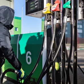 В России резко упали оптовые цены на бензин