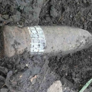 При подготовке грядок дачники нашли артиллерийский снаряд