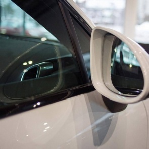 Им кризис нипочем: список автомобилей, которые пока не подорожали из-за падения рубля