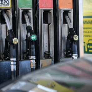 Ценам на бензин предрекли снижение