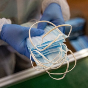 Губернатор поддержал введение масочного режима в Красноярске. Как это уже работает в других городах