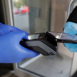 Россиянам дали советы по использованию перчаток в период пандемии коронавируса