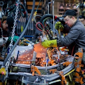 «Кризис будет затяжным»: сотрудники автозаводов выстраиваются в очередь за увольнением