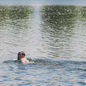 «Недалеко от берега, но глубоко»: незнакомец вытащил из Енисея тонущего мальчика