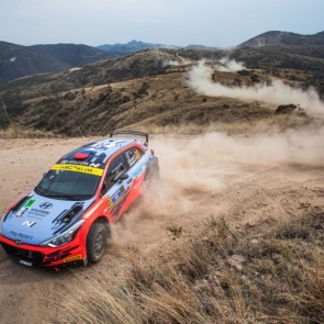 Чемпион на изоляции: история автогонщика, который устраивает заезды прямо в квартире