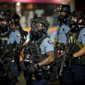 Прокурор вступился за обвиненных в смерти чернокожего полицейских