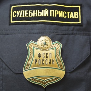 В Красноярске судебный пристав подкараулил алиментщика у подъезда и лишил его водительских прав