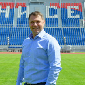 «Футболисты должны деньги зарабатывать, а не получать»: директор ФК «Енисей» о будущем клуба