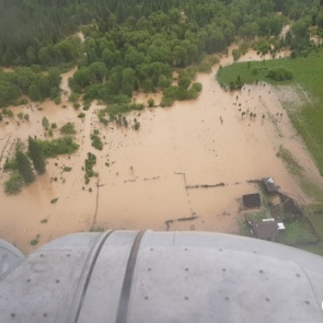 Губернатор Усс вылетел в поселок Нарва, где жители 60 участков покинули дома из-за наводнения