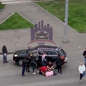 В Красноярске сбили девушку-пешехода и подростка на самокате