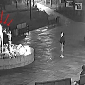 В сквере «Металлургов» камеры наружного видеонаблюдения зафиксировали «пенный» инцидент