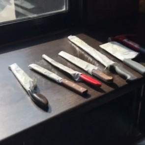 Ножи, пневматика и одежда в крови: в квартирах участников массовой драки в Норильске провели обыски