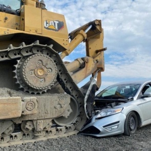 Трактор наехал на машину полиции, на которой сотрудники проехали по сообщению о сливе отходов в Норильске