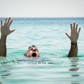 На юге Красноярского края двое мужчин утонули при попытке спасти подростка