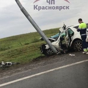 На мокрой трассе под Красноярском водитель Mercedes влетел в столб