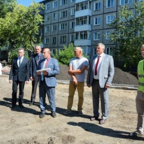 Городские власти проинспектировали ход реновации площади ДК и сквера по ул. Зверева