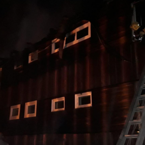 Пожарные шесть часов тушили деревянный 12-квартирный дом в крае