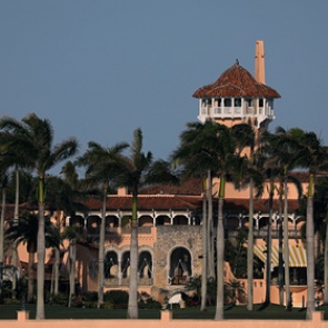 Трое подростков с автоматом ворвались в резиденцию Трампа